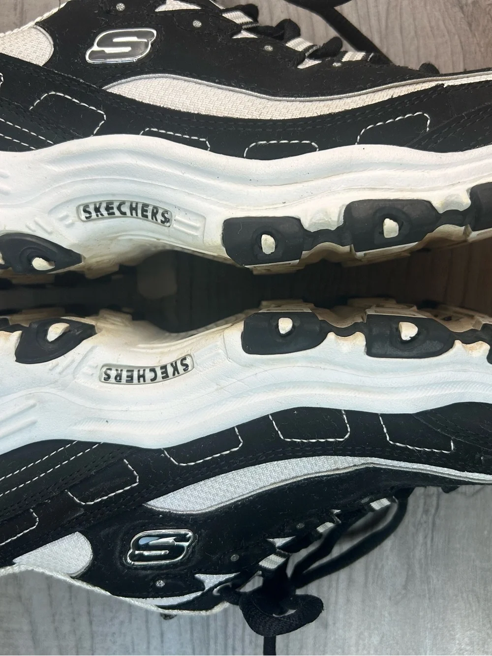 Skechers D’Lites  Women’s Black and White Athletic Sneakers Shoes Comfort Size 9